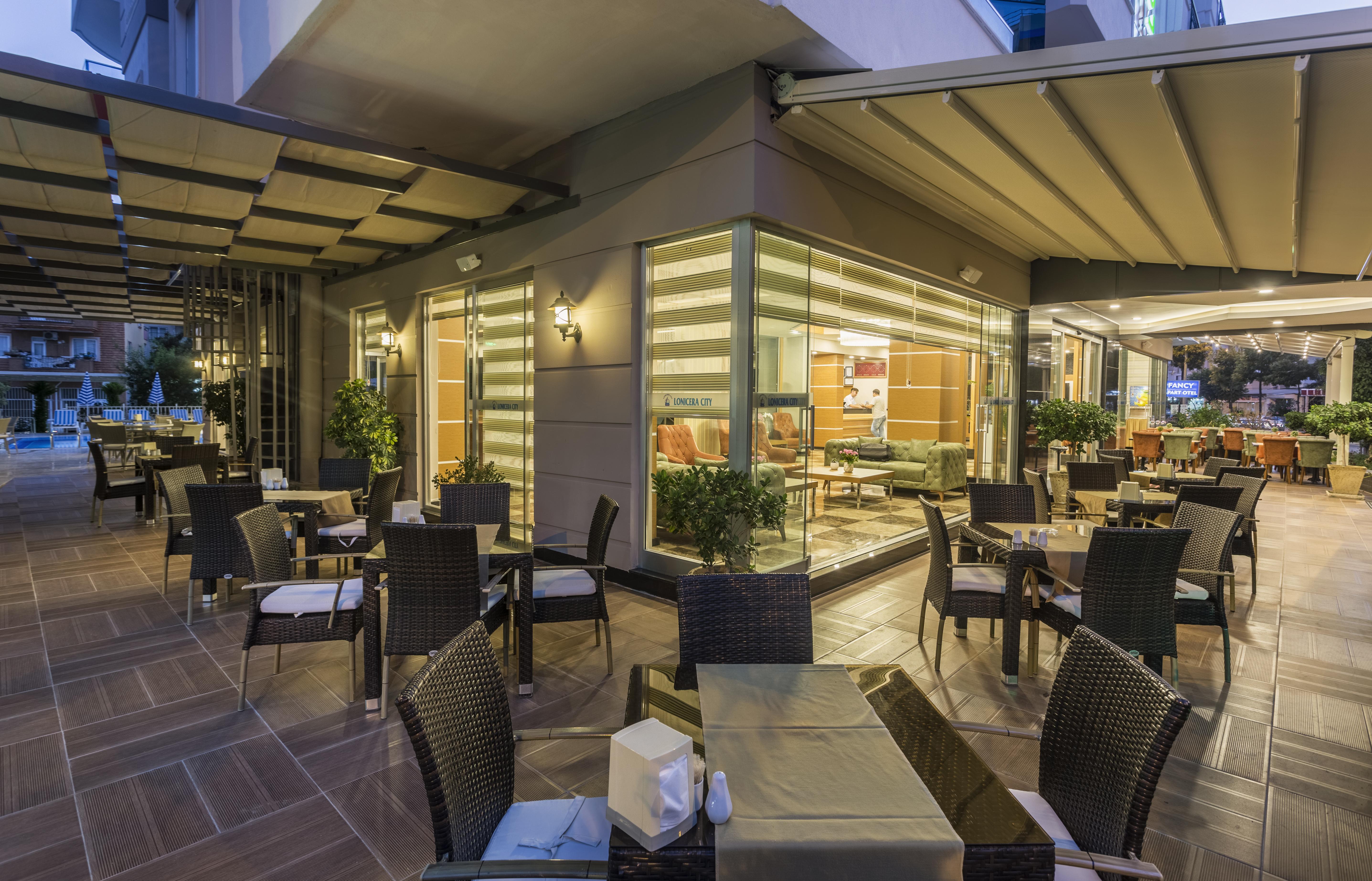 אלאניה Lonicera City Hotel מראה חיצוני תמונה